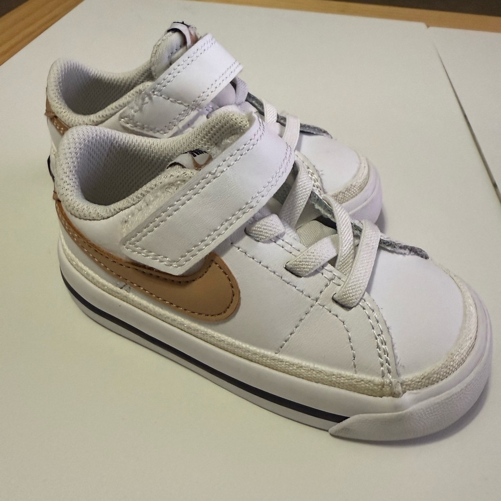 Size 6c toddler Nike Court - Picture 2 of 4